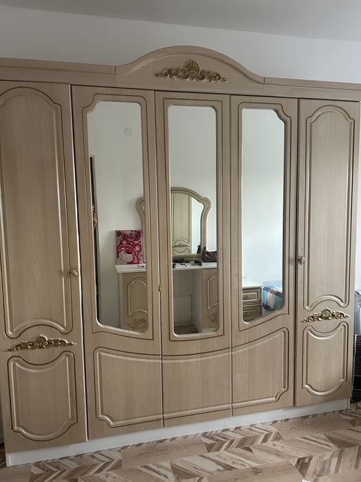 Шифоньер и шкаф