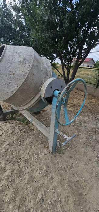 Vând betoniera mare în stare bună,preț 2200lei negociabil