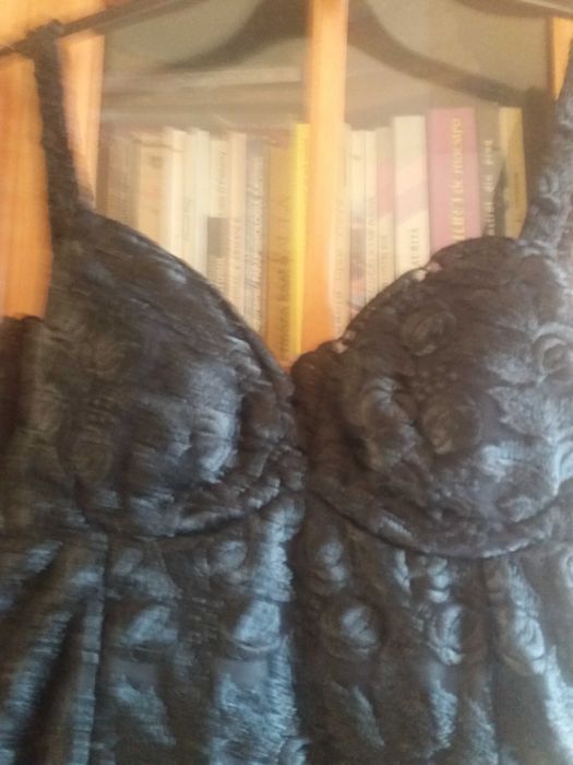 rochie seara  din dantela ,bleizer , esarfa  ,cercei ,pantofi- 150 lei