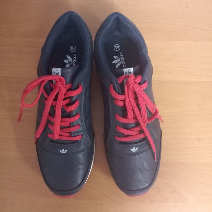 Кроссовки кожаные новые, фирма  adidas