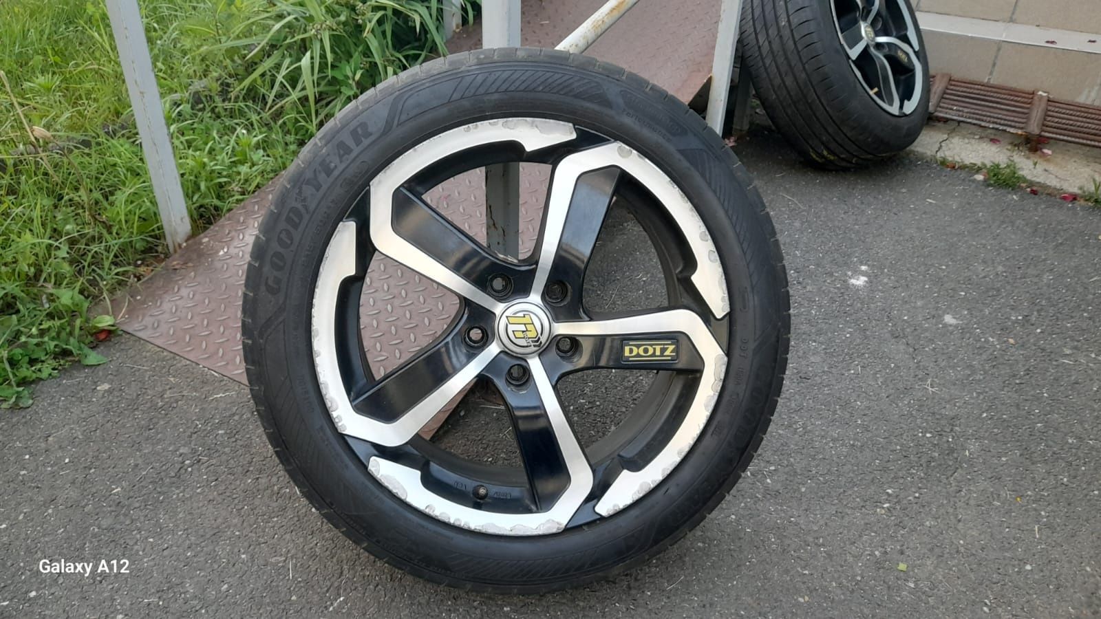 Dotz Hanzo 17" 5x114.3 8J cu 6 anvelope 215/50 R17