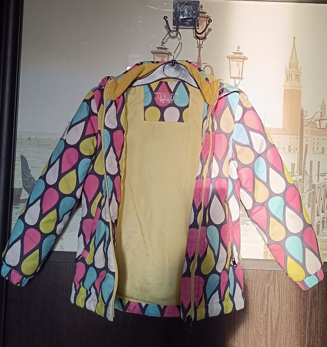 Куртка для девочки в идеальном состоянии, р.122