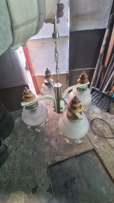 Отдам люстру со стеклянными плафонами