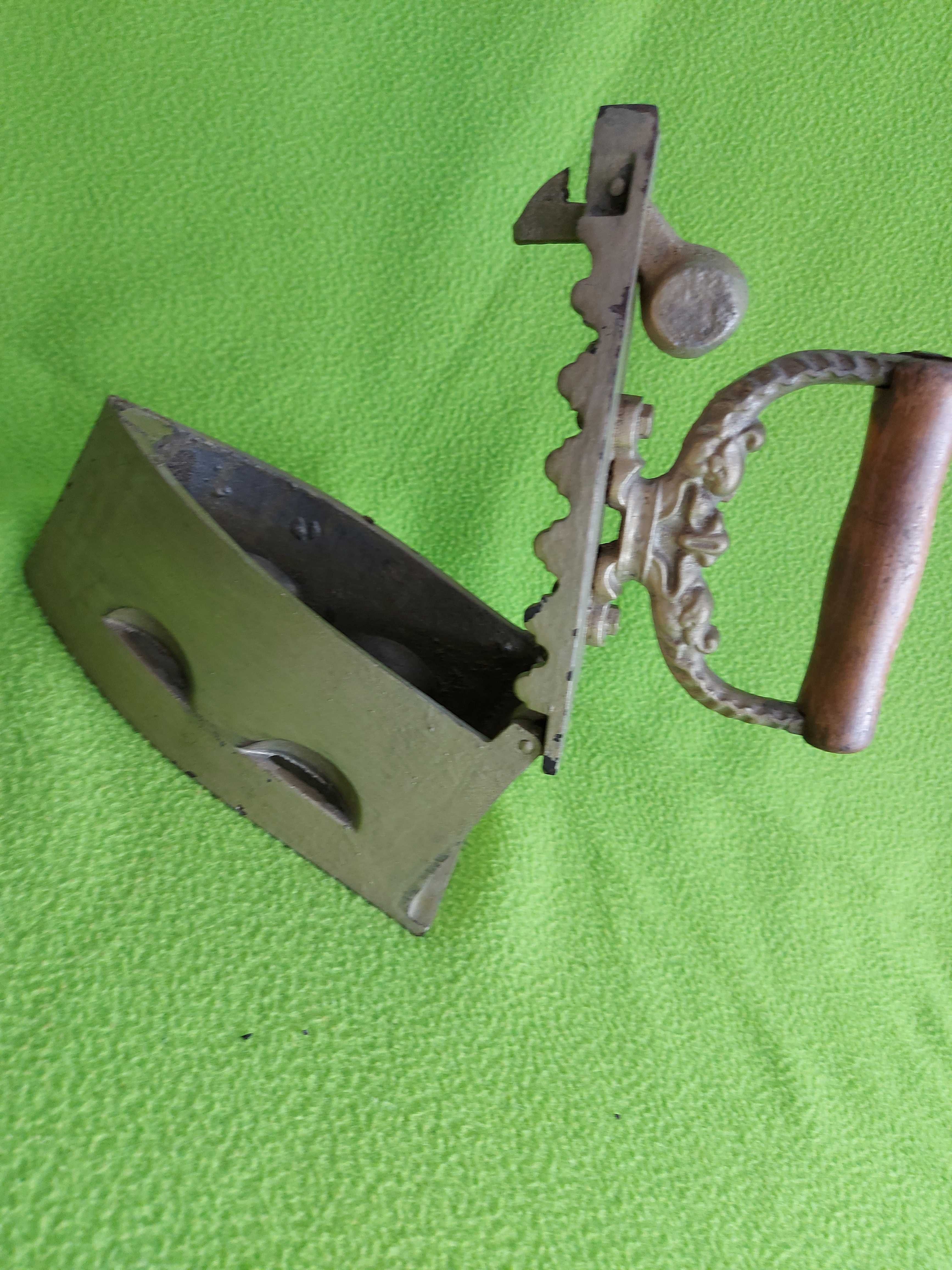 Fier de calcat vechi, pe carbuni, model 2