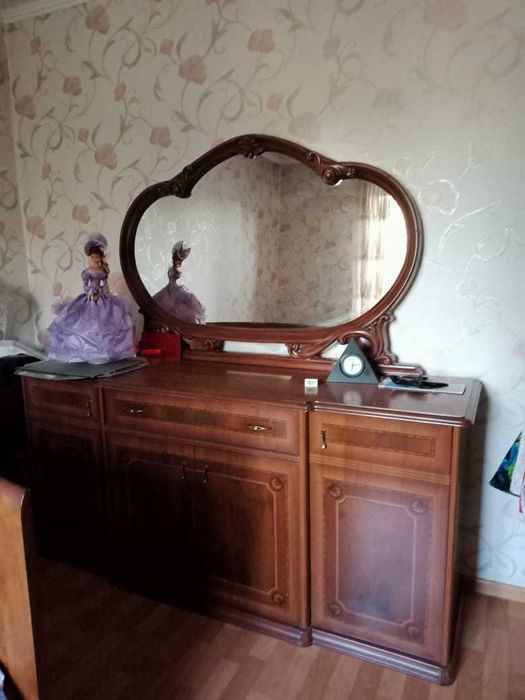 Тумба для спальни с зеркалом