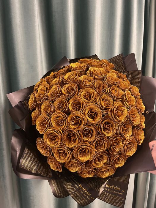 Buchet Golden Velvet – Trandafiri aurii cu sclipici, model luxury