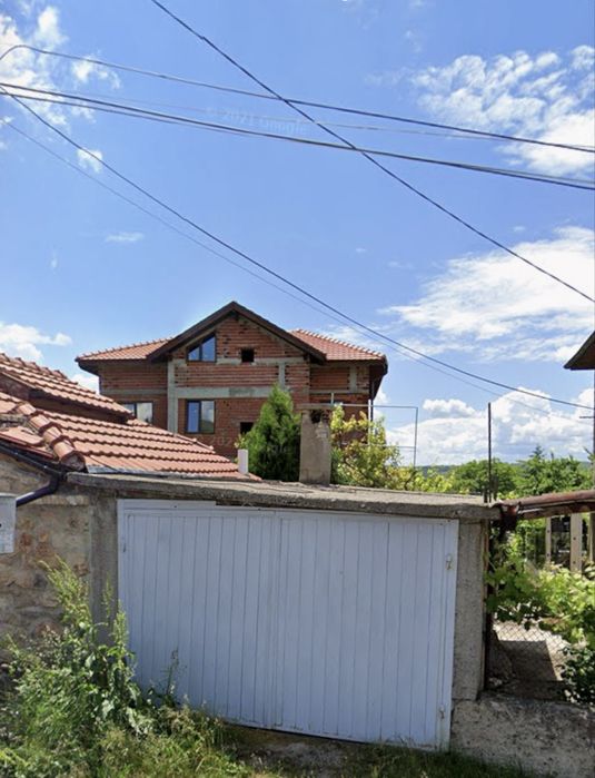 Етаж от къща с гараж, мазе и двор в централна част на гр.Радомир.