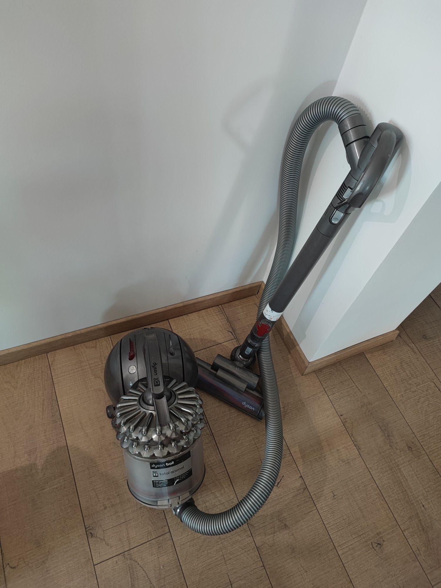 Aspirator Dyson DC 52 Ball bila cu perie rotativa