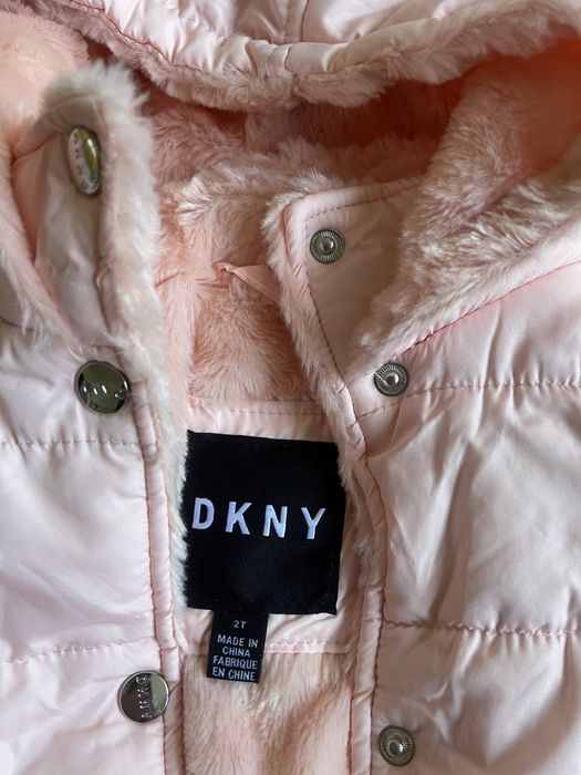 Детко яке DKNY цеят праскова за 2 години момиче