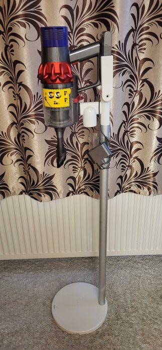 Aspirator vertical Dyson V10 cu suport se vinde cum sevede fuctional