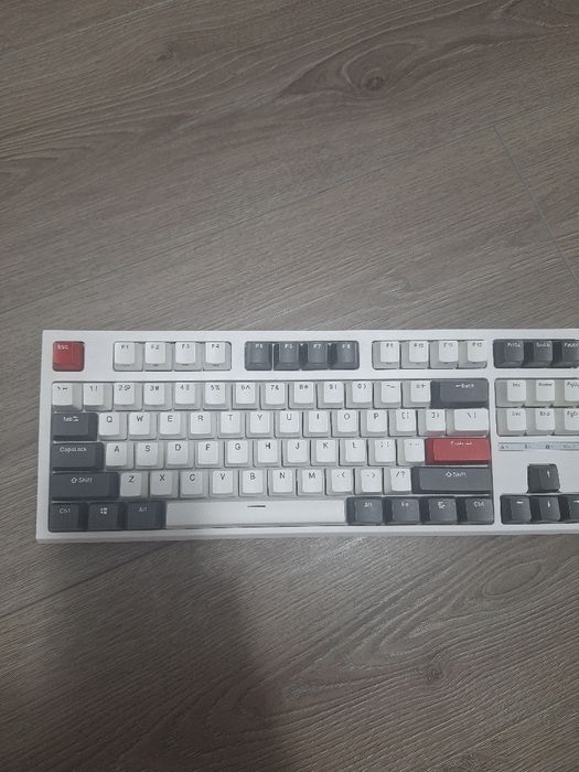 Vând tastatura royal kludge rk87 (key cap puller inclus) noua