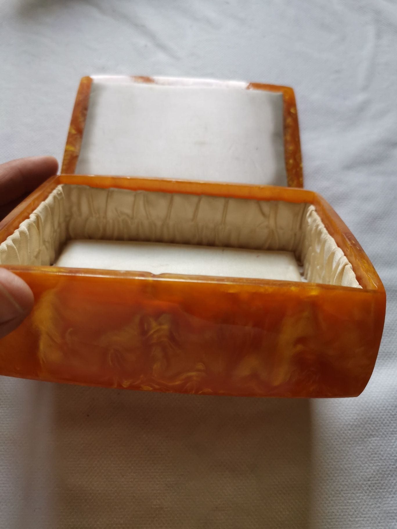 Кутия от кехлибарена смола