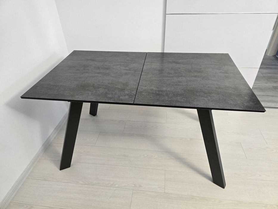 Masă extensibilă XXXLutz cu cadru din metal si blat MDF cu Sticlă