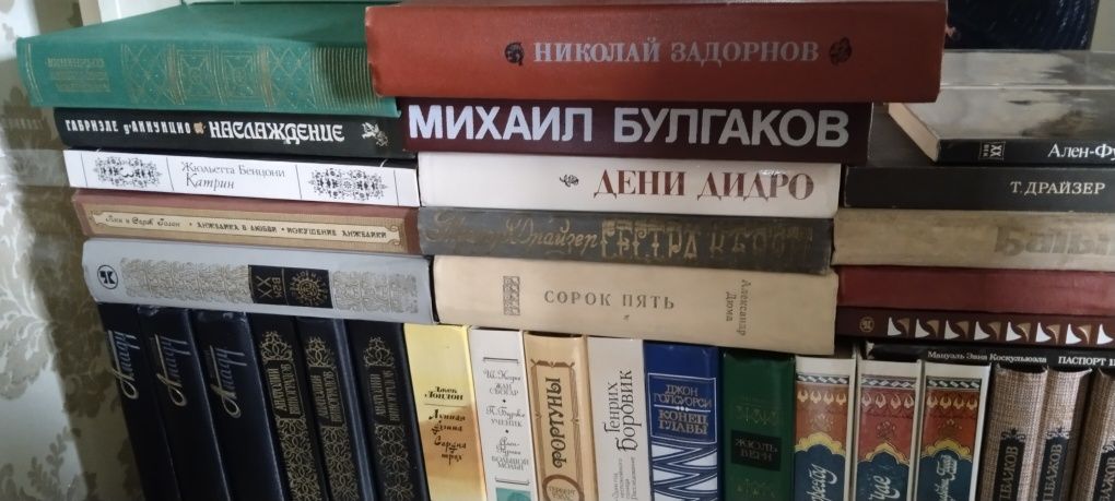 Продаются книги для библиотек школ и университетов