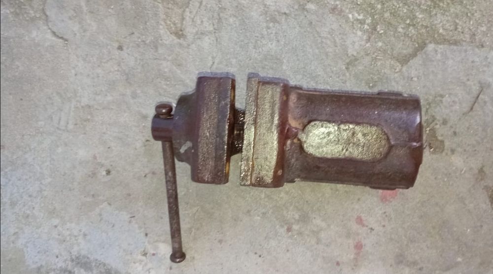 Vând Urgent Menghina de 100mm Româneasca