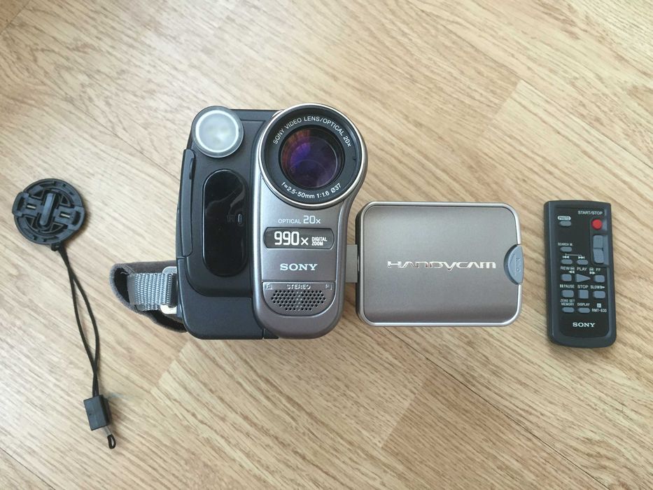 Цифровая кассетная видеокамеру Sony Handycam