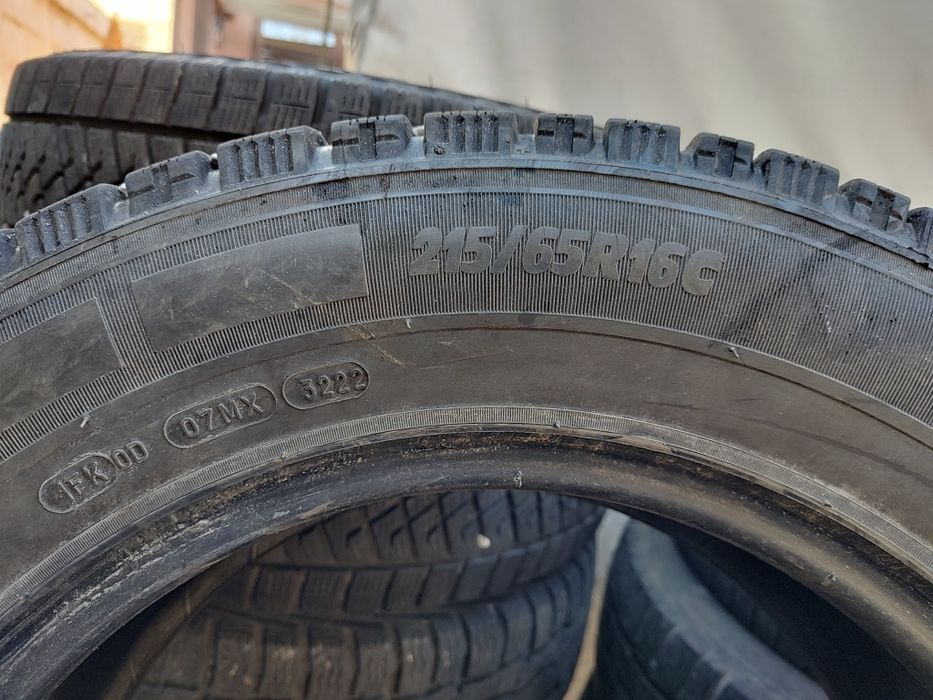 Продавам 4 зимни гуми 215/65/16 С бус Michelin
