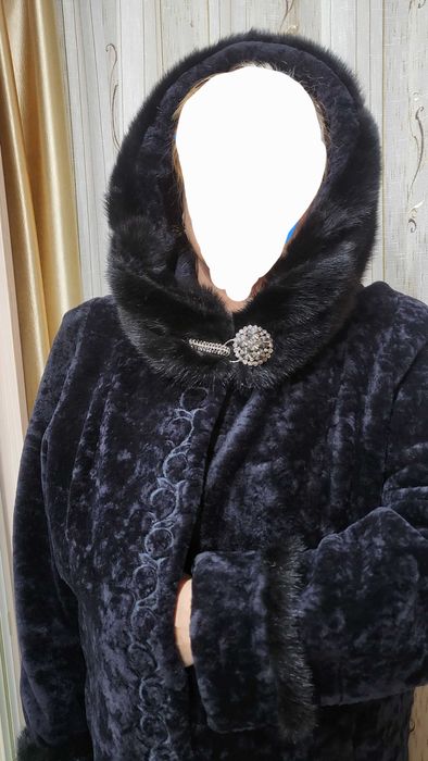 Продаётся новая шуба. Мутон с норковой отделкой на капюшоне и рукавах