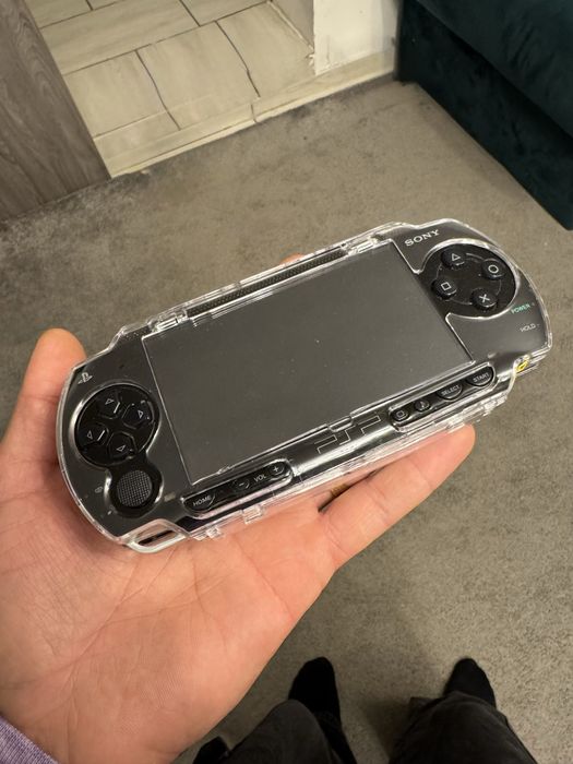 PSP 1004 Phat Modat + accesorii originale + 2 jocuri – gata de joacă!