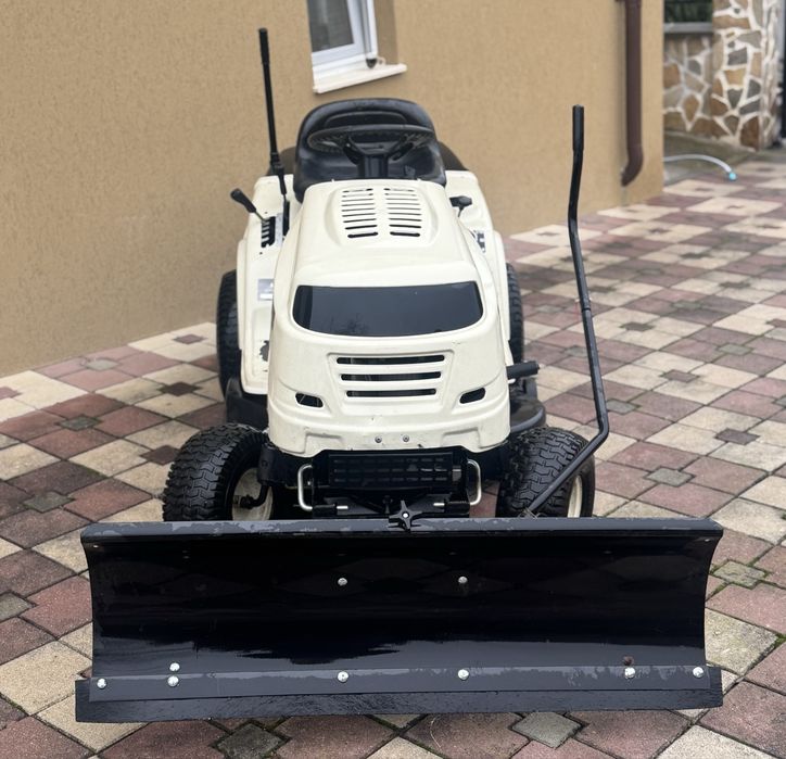 Tractoras tuns iarba gazon lama