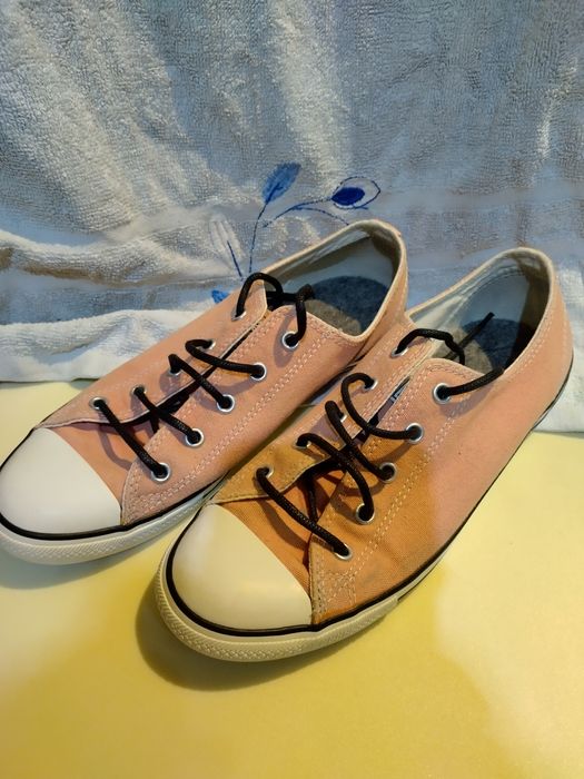 Vând teniși marca Converse