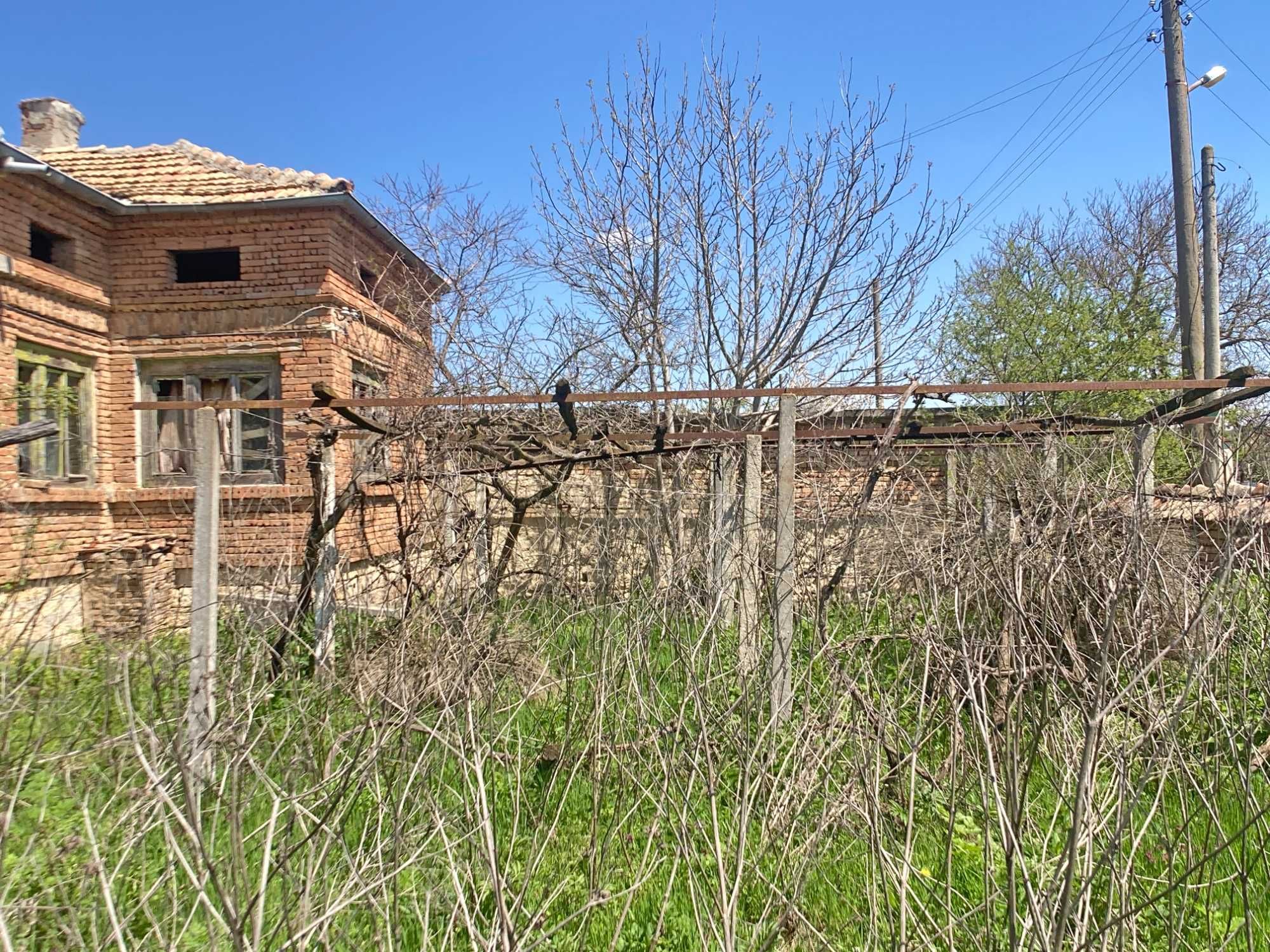 Продава се тухлена къща с двор 870 кв.м. и КЛАДЕНЕЦ в с. Изворник.