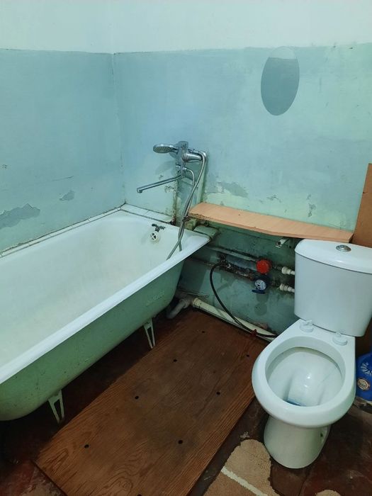 Срочно продаётся 1 ком кв в чирчике 3 мкн 4 этаж около базарчика.