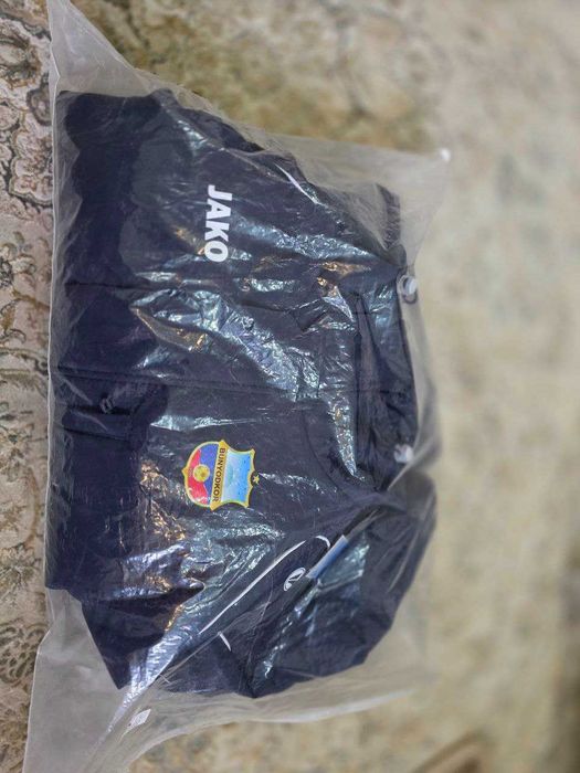 Продается футбольн спорт куртка на мальчика "Бунедкор" 42 размер.Новая