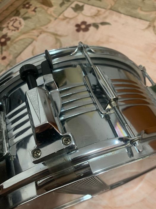 Vând premier din metal