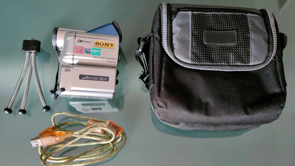 Camera Sony DV 1000 + card 512 MB + geanta + trepied + cablu USB