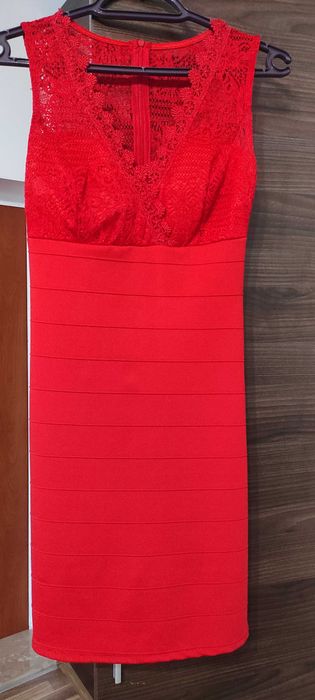 Червена официална рокля с дантела