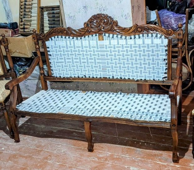 Небольшая антикварная немецкая витрина, после качественной реставрации