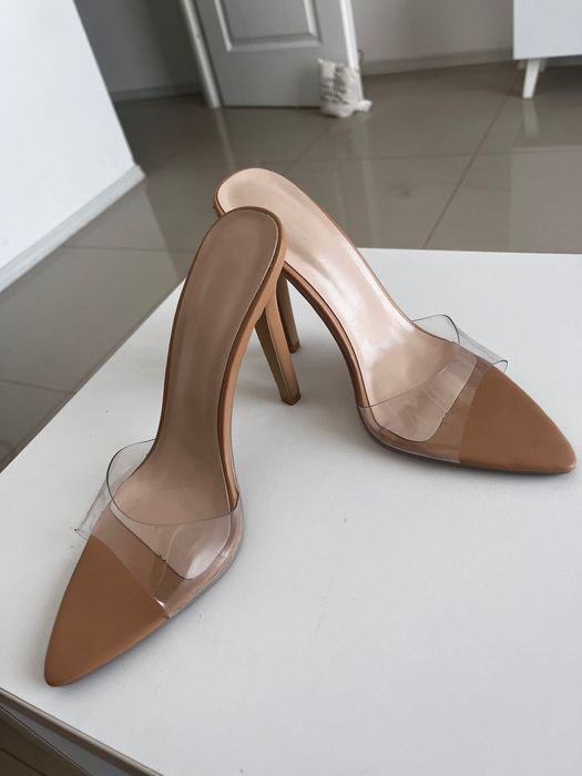 Pantofi cu toc transparenti