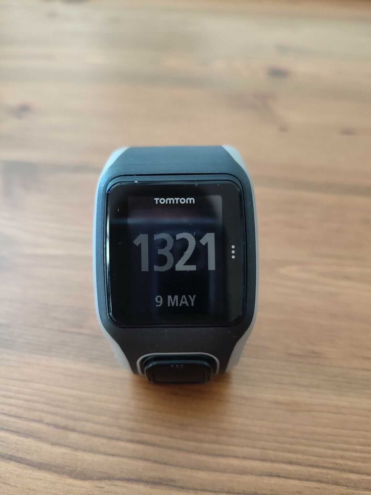 ceas TomTom Runner 8RS00 GPS Activity Fitness Watch
