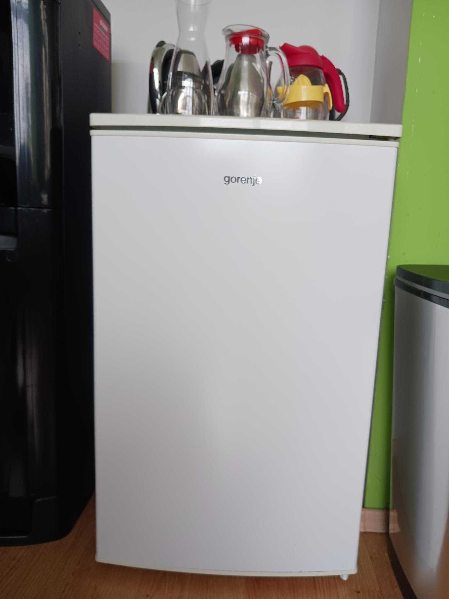 Малък хладилник Gorenje с камера