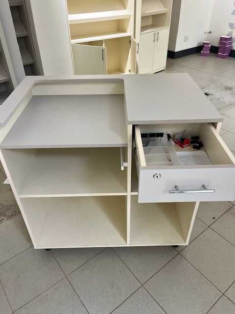 Mobilier prezentare pentru comert cu amanuntul aproape nou de vanzare