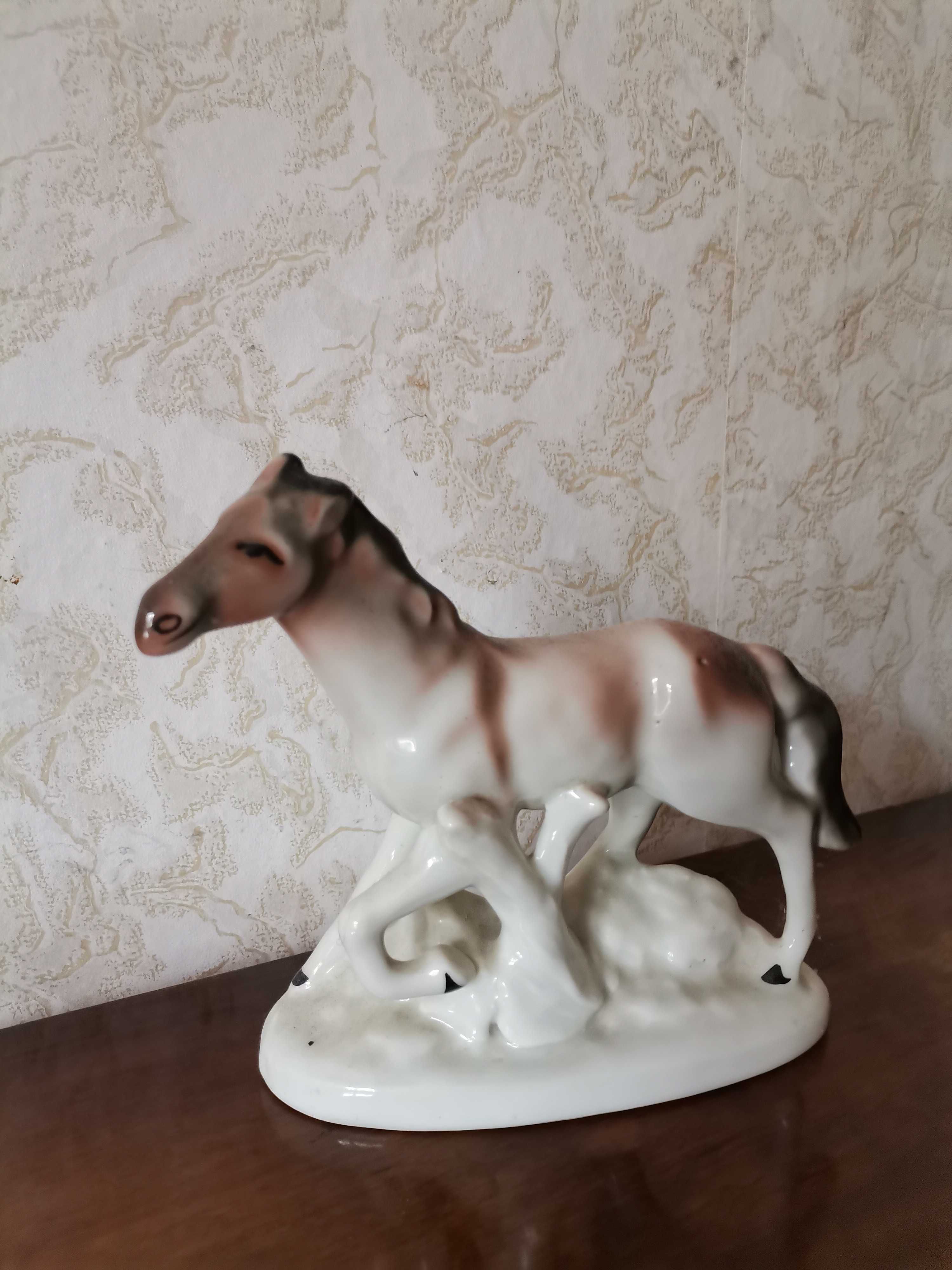 Българска порцеланова фигура