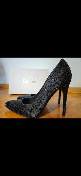 Елегантни черни обувки с камъчета на висок ток