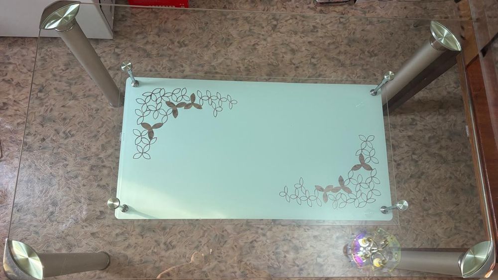 Продам стеклянный кухонный стол