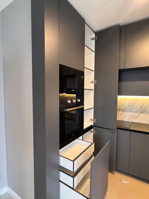 Напълно оборудвана кухня за вграждане с всички ел. уреди