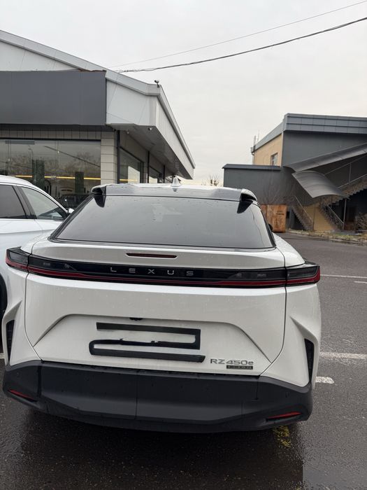 Lexus RZ 450e direkt 4