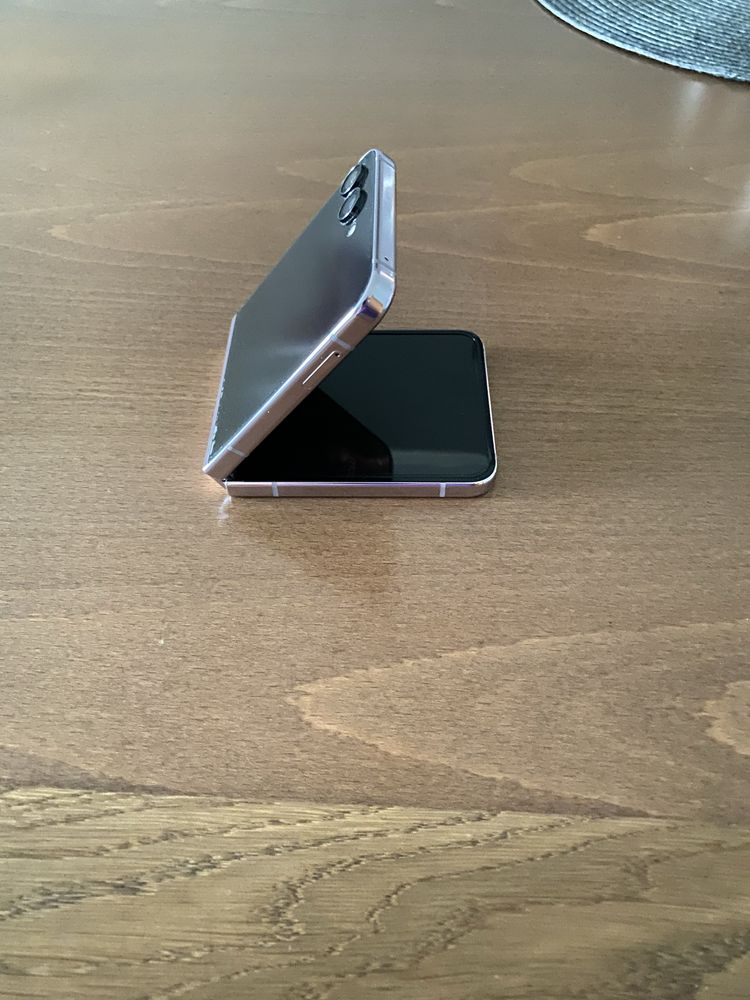 Samsung Z5 Flip.