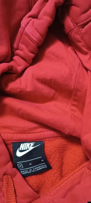 Продавам червено худи на Nike