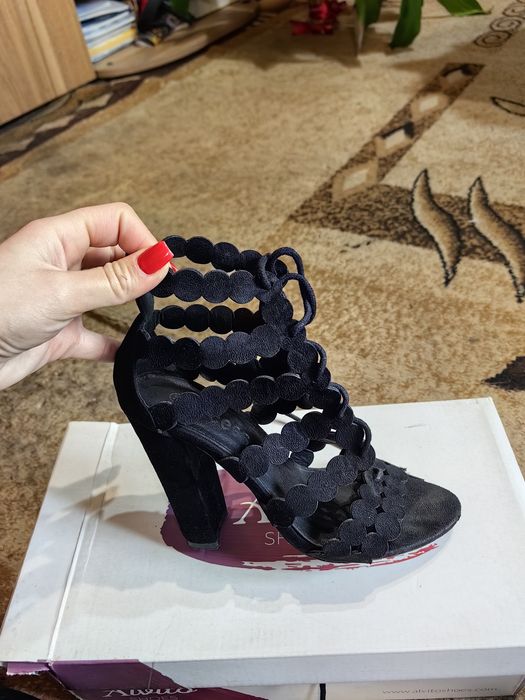 Черни обувки с ток