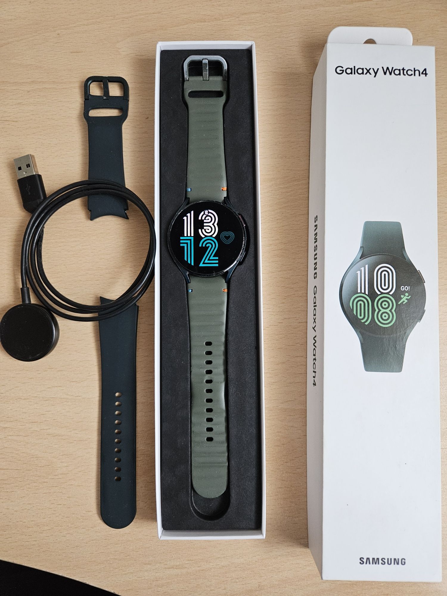 Samsung Galaxy Watch 4 44mm Green добро състояние. Нова каишка