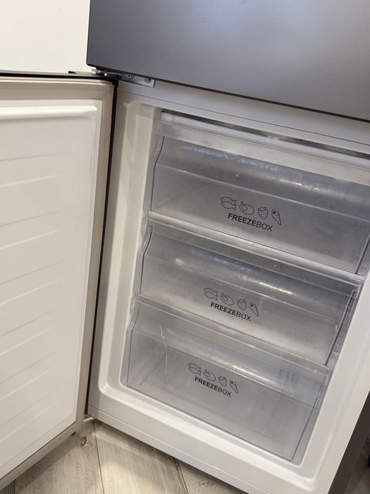 Холодильник работает