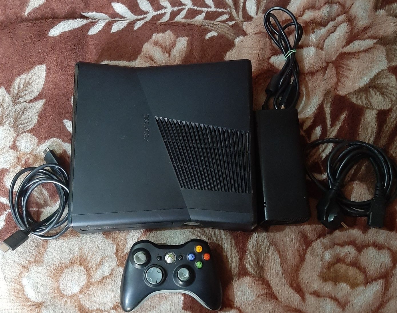 Vând consolă Xbox 360 complet în stare bună și în stare de funcționare