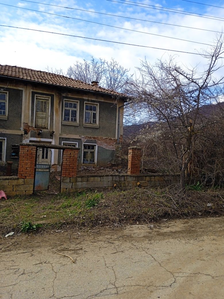 Дворно място със стара къща.