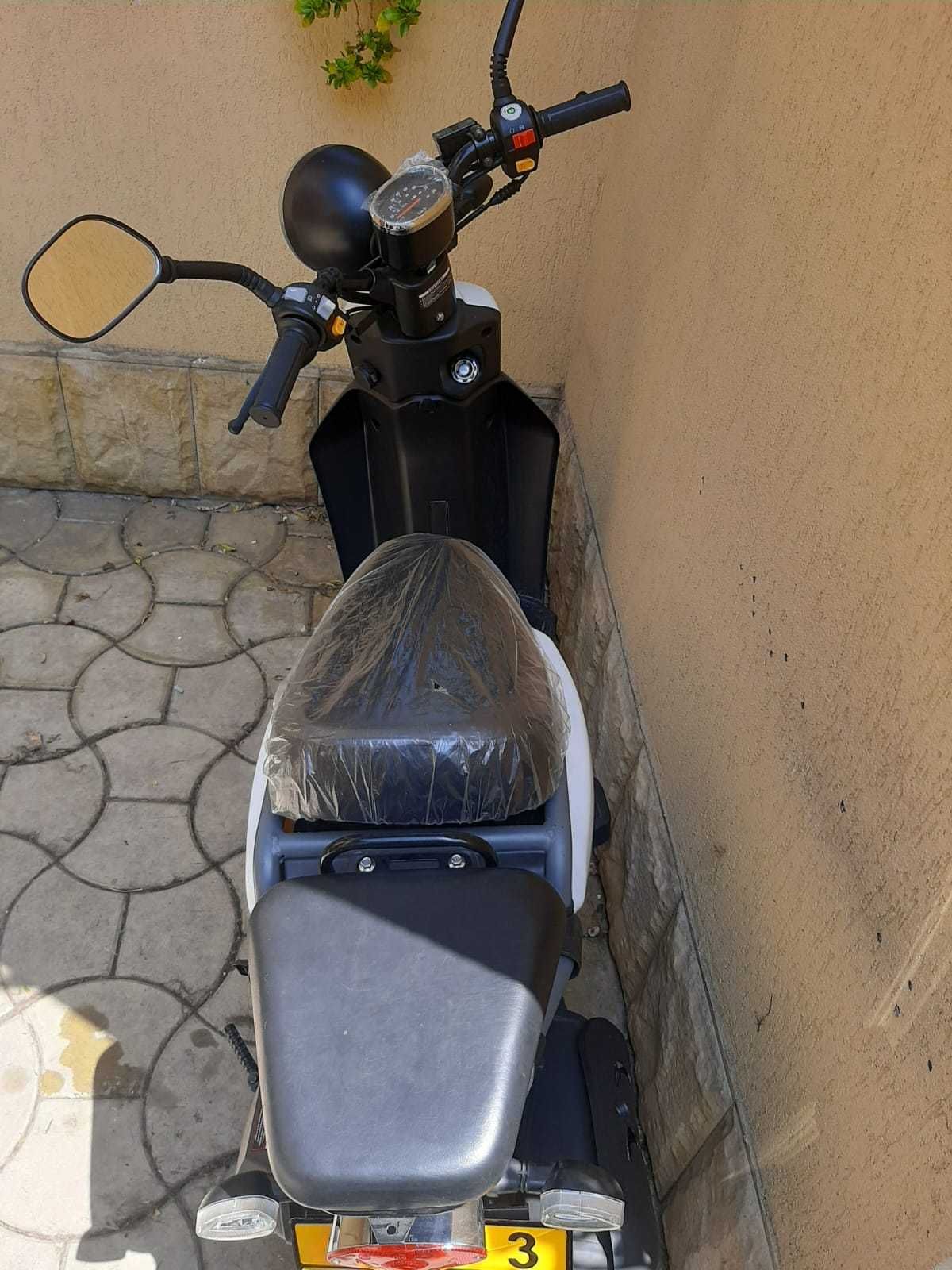Vand scuter nou benzina (se poate si inchiria) - Glovo Tazz Bolt
