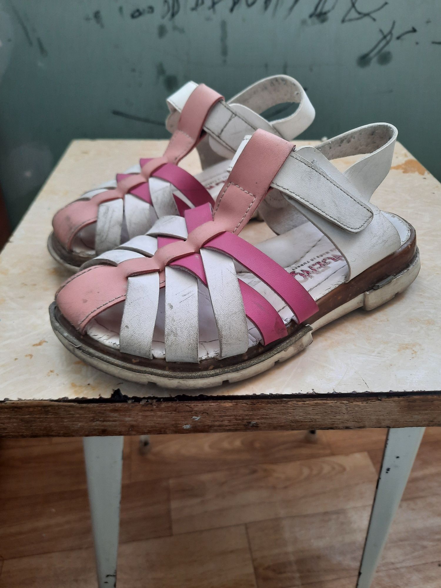 Продам детские обувы разные красовки и летние  в отличном состояние.